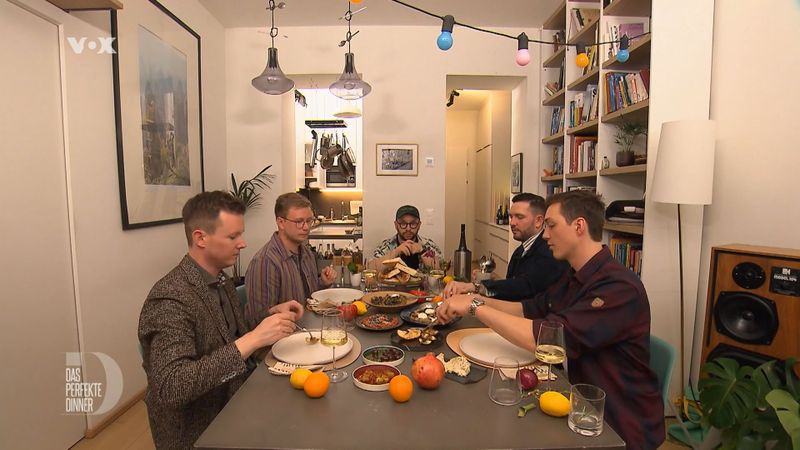 Der Tisch ist reich mit Mezze gedeckt, die Gäste dürfen sich bedienen. Von links: Max, David, Gastgeber Alp, Robin und Niko.
