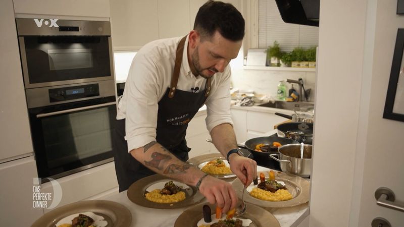 Robin kümmert sich mit Hingabe um sein Ossobuco mit Safran-Risotto.
