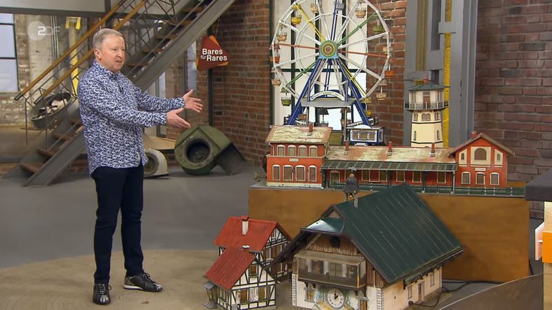 Originalgetreu nachgebaut war unter anderem die Schwarzwaldklinik, lenkte Detlev den Blick auf das Miniatur-Gebäude. "Die haben alle Sonderfunktionen", schwärmte er. 