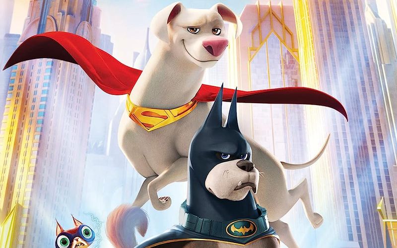 Die Geschichte des Animations-Abenteuers "DC League of Super-Pets" (2022, Ausschnitt Blu-ray-Cover) geht so: Superman und andere Mitglieder der "Justice League" wurden entführt, ein paar Haustiere mit Superkräften sollen sie retten. In zentralen Rollen: Supermans Labrador Krypto (im Original synchronisiert von Dwayne Johnson) und Boxer Ace (Kevin Hart). 