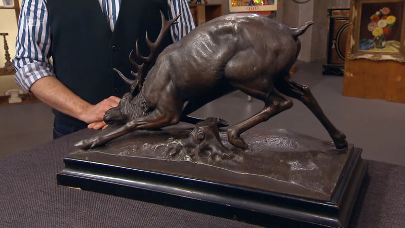 Verkäufer Hubertus hoffte, dass es bei seinem Hirsch um Bronze handele, doch Colmar Schulte-Goltz musste ihn enttäuschen: Die Figur war "nur" aus Zink - und deswegen 1.000 statt 2.000 Euro wert.