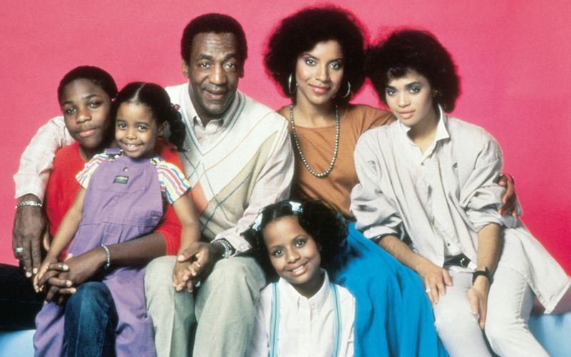 Sie waren die beliebteste TV-Familie der 80er-Jahre: Cliff Huxtable (Bill Cosby, dritter von links), seine Frau Claire (Phylicia Rashad, zweite von rechts) und ihre Sprösslinge schrieben nicht nur in den USA mit sagenhaften Einschaltquoten ein Stück Fernsehgeschichte. Wir zeigen Ihnen, was aus den Darstellern nach dem Ende der Serie 1992 wurde.