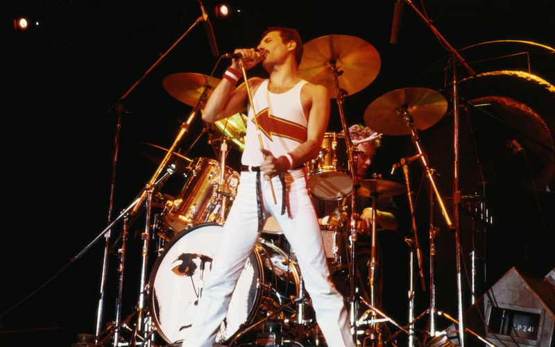 Ein großartiger Sänger, ein begnadeter Performer, ein erstklassiger Frontmann: Freddie Mercury schrieb mit Queen über Jahre Rockgeschichte. Die Gruppe machte nach seinem Tod weiter - "the show must go on" und so. Dahingehend, einen gleichwertigen Ersatz zu finden, machte sich in der Band aber nie jemand irgendwelche Illusionen.