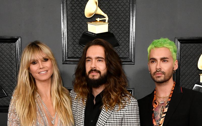 Tom Kaulitz (Mitte) und Bill Kaulitz sollen bald in ihrer eigenen Netflix-Serie zu sehen sein. Da sich die Musiker selten ohne Topmodel und Toms Ehefrau Heidi Klum zeigen, liegt es laut "Bild" nahe, dass auch sie Teil der Realityshow sein wird.