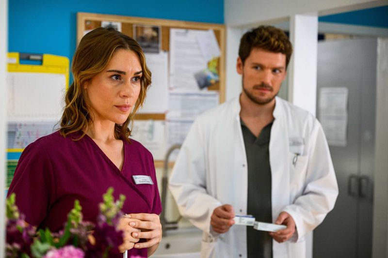 Betty (Henrike Hahn) trifft in ihrer neuen Abteilung ausgerechnet auf ihren Ex-Mann  Dr. Julius Walden (Constantin Lücke).