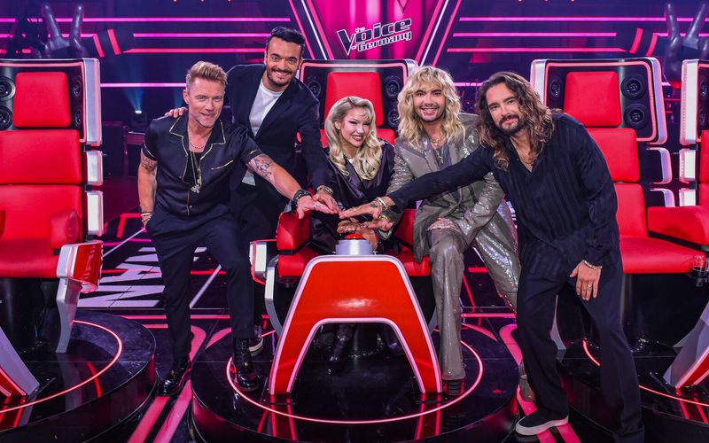 Mit (von links) Ronan Keating, Giovanni Zarrella, Shirin David sowie Bill und Tom Kaulitz sitzen erstmals fünf neue Coaches hinter den roten Buzzern von "The Voice of Germany". 