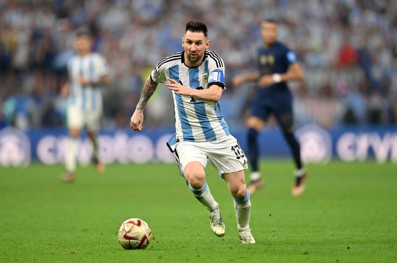 Die WM in Katar war seine WM: Schon vor dem Finale hatte Superstar Lionel Messi das Spiel der argentinischen Nationalmannschaft - nicht nur mit Toren - geprägt. Insofenr war es nur logisch, dass der Kapitän auch im Finale zwei Tore schoss und auch nach der regulären Spiezeit die Nerven behielt: Nach einem 3:3 in der Verlängerung gewann Argentinien schließlich 4:2 im Elfmeterschießen.
