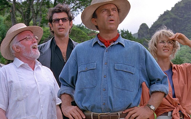 Natürlich sind der wieder zum Leben erweckte T. Rex und seine Artverwandten die Stars des Films. Trotzdem lebte "Jurassic Park" auch von seinen hervorragenden Darstellern. Wir zeigen Ihnen, was Jeff Goldblum (zweiter von links), Sam Neill (zweiter von rechts) und Co. heute machen ...