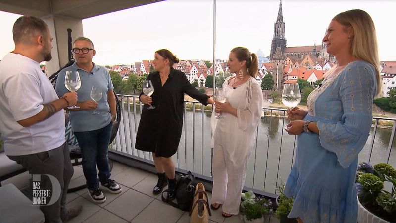 Die Aussicht auf das Ulmer Münster beeindruckt die Gäste, von links: Richi, Gastgeber Sam, Bine, Julia und Kathi.
