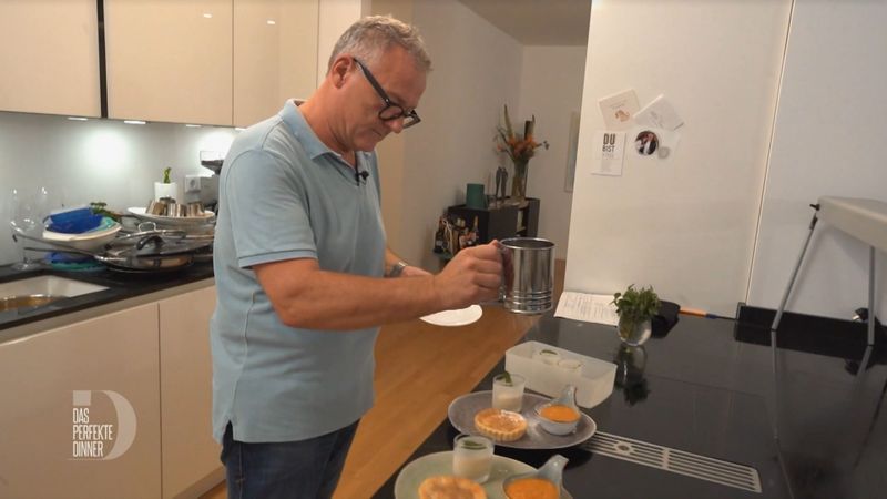 Liebevoll bestäubt Sam sein Milchkuchen-Dessert.
