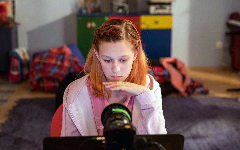 Die Darstellerin Tereza Tezka beim Chatten im Kinderzimmer-Set des Filmstudios: Wahrheit und Fake-Rolle werden absichtlich vermischt.