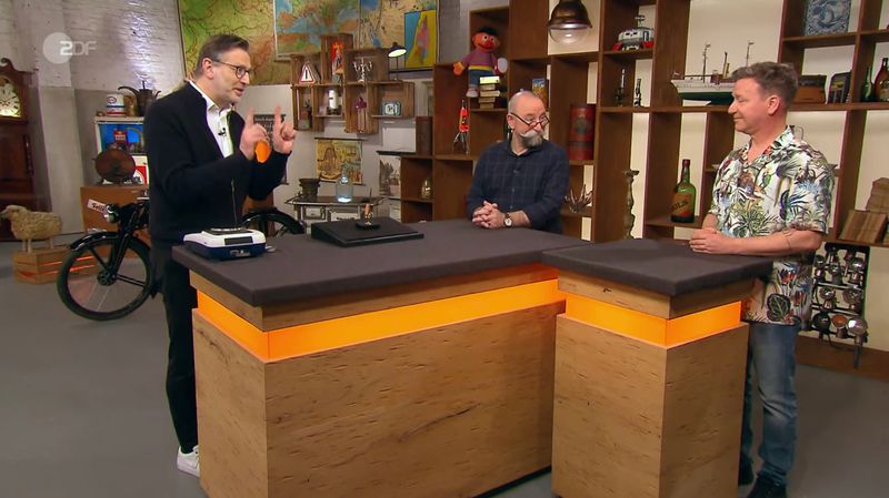 Volker aus Hattingen brachte zur Mittwochsausgabe der ZDF-Trödelshow "Bares für Rares" etwas ganz Besonderes mit: einen goldenen Miniatur-Staubsauger.