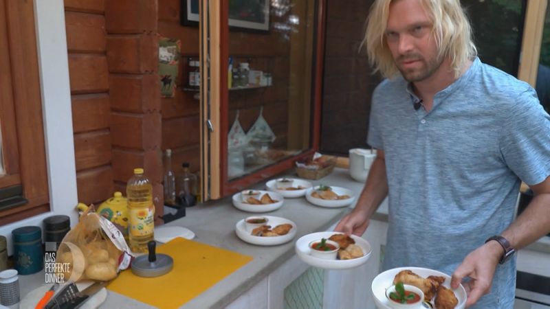 Etwas abgekämpft serviert Tobi um halb neun endlich die frittierten Ravioli als Vorspeise. 
