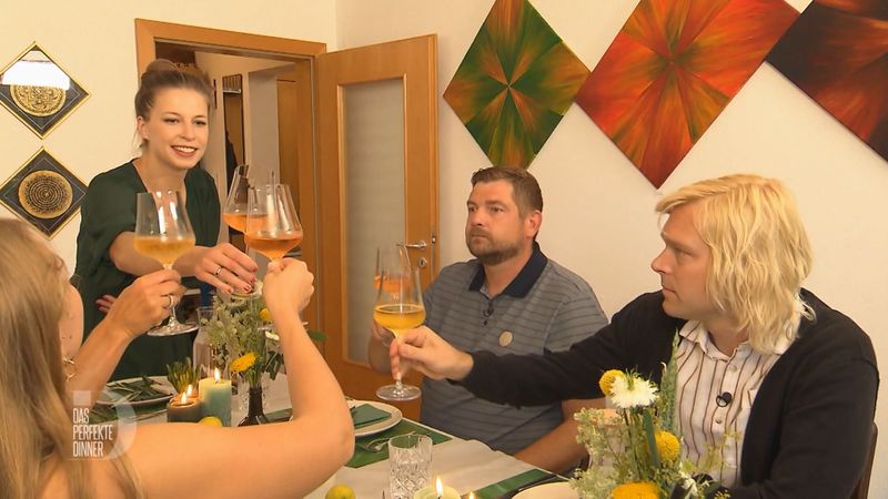 Der Abend beginnt mit Sekt als Aperitif, von links: Anni, Viki, Marco und Tobi.
