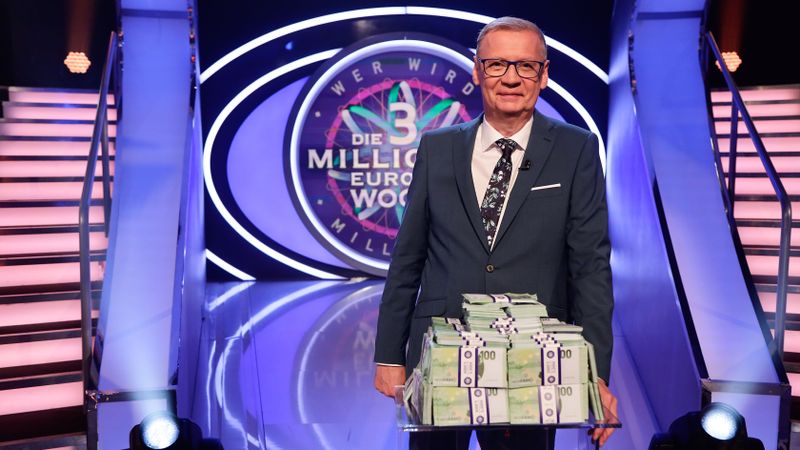 Günther Jauch präsentiert den Hauptgewinn: drei Millionen Euro.