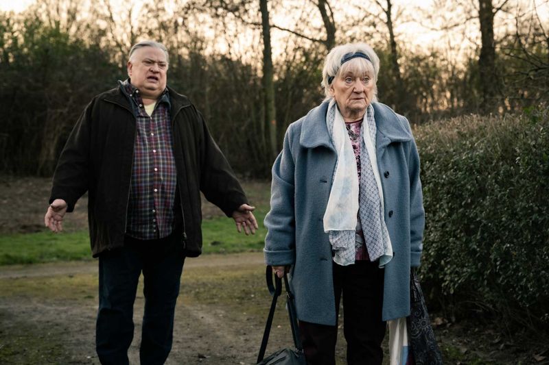 Während der Vorbereitungen zur Goldenen Hochzeit liegen die Nerven blank: Goldbraut Renate (Carmen-Maja Antoni)ist beleidigt, als ihr Angetrauter Günter  (Bernd Stegemann) von anderen "Kirschen" schwärmt.