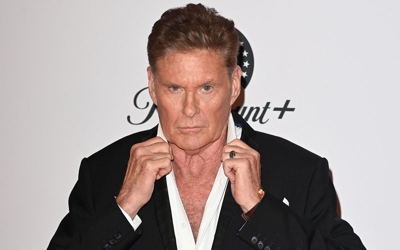 "Baywatch"-Star David Hasselhoff ließ sich 2011 in London 70 Meter in die Höhe katapultieren, um einen Rekord im Reverse-Bungee-Jumping aufzustellen. Bis heute flog noch niemand höher durch die Luft.  Er ist aber längst nicht der einzige Promi, der einen Weltrekord aufstellte ... 