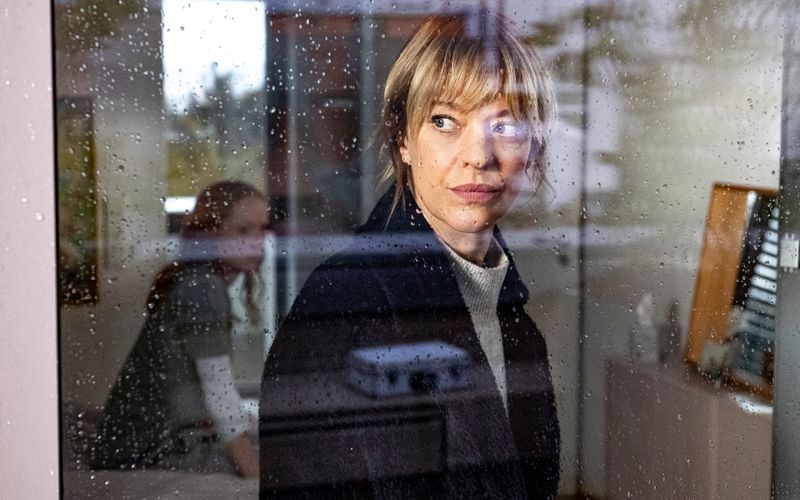 Kommissarin Ellen Berlinger (Heike Makatsch) verabschiedet sich im "Tatort: Aus dem Dunkel" nach nur fünf Fällen vom Dienst. Zuvor muss sie noch einen gefährlichen Stalker überführen, der Frauen in den Tod treibt.