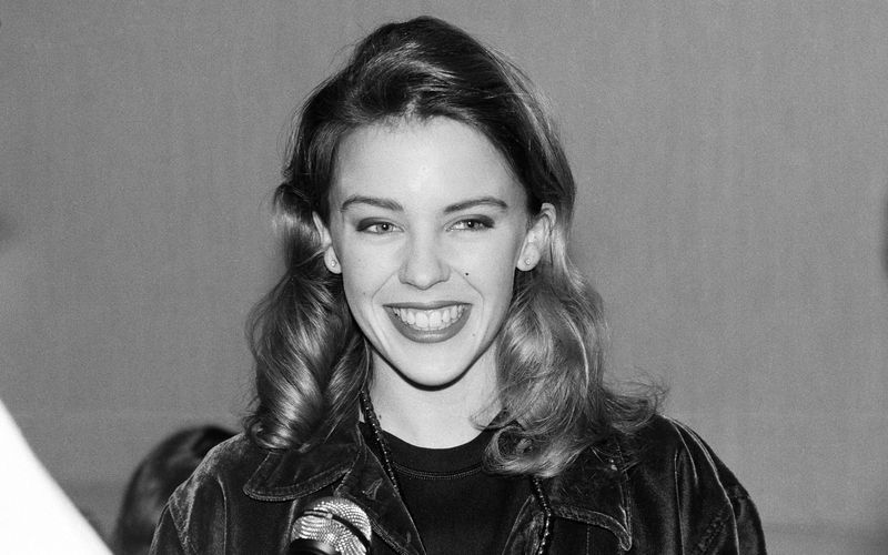 Na, hätten Sie sie erkannt? Kylie Minogue war bereits eine Soap-Opera-Berühmtheit in ihrer Heimat Australien, bevor sie mit ihrem Debütalbum "Kylie" 1988 in zahlreichen Ländern die Charts toppte und Preise abräumte. Mit damals gerade mal 20 Jahren avancierte Kylie Minogue zum Weltstar.