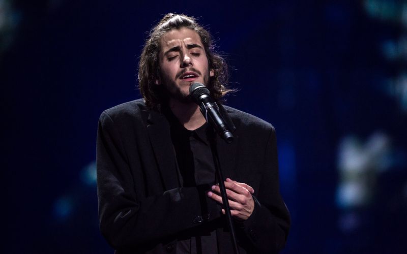 Viele werden sich noch erinnern: 2017 holte Salvador Sobral (neues Album "Timbre", 29. September) mit einem unkonventionellen, aber doch hinreißenden Auftritt den Sieg beim Eurovision Song Contest. Die Stimme des Portugiesen kennt man seitdem auf der ganzen Welt. Andere ESC-Sieger und -Siegerinnen sind heute längst vergessen ...