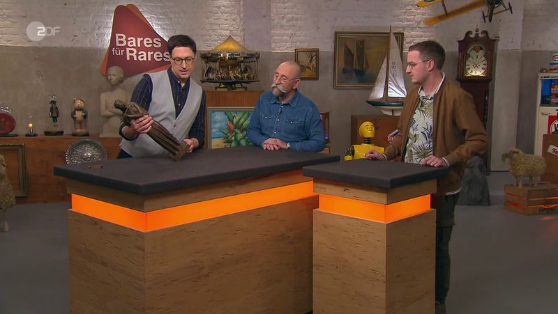 Sebastian (rechts) aus Pullach hatte das Objekt aus der Mittwochsausgabe der ZDF-Trödelshow "Bares für Rares" als Schnäppchen auf dem Trödel entdeckt. Horst Lichter (Mitte) und Exerte Colmar Schulte-Goltz wussten sie zu würdigen.