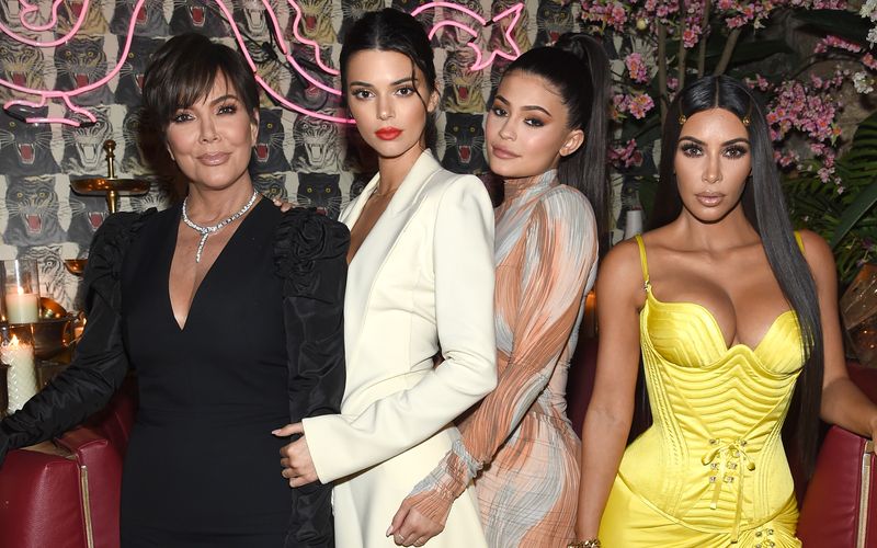 Die Kardashians sind die berühmteste TV-Familie der Welt. Doch so glamourös und makellos wie heute, sahen Kim, Kylie & Co. nicht immer aus. Wir machen den Vergleich. 