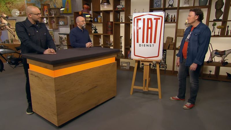 Die Fiat-Werbung war gut erhalten, Verkäufer Jens erklärte, er würde sich auf keinen Fall für weniger als 500 Euro von seinem Schild trennen. Sven Deutschmanek erhöhte auf 700 bis 900 Euro.