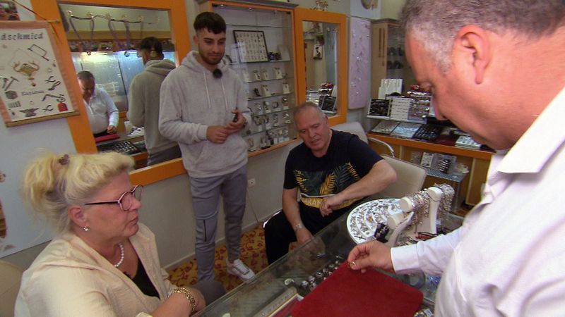 Fachkundige Beratung beim Juwelier: Silvia und Harald kaufen mit Servet den Verlobungsring.