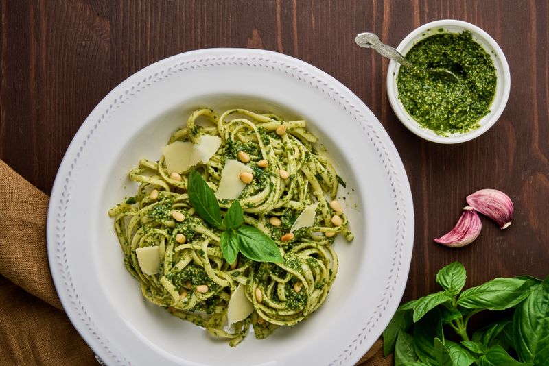 Mit etwas Pesto wird aus einem Teller Nudeln umgehend ein köstliches Gericht und eine komplette Mahlzeit. Und die enthaltenen ungesättigten Fettsäuren und Antioxidantien machen das Gericht zusätzlich noch gesund. Wir verraten Ihnen, wie Sie die grüne Soße ganz leicht selbst zubereiten können - und das ganz ohne kochen. 