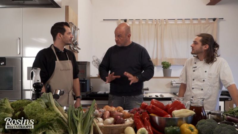 Kann der Sternekoch hier noch was retten? Frank Rosin (Mitte) mit Timo und Max (rechts) beim Kochtraining für das kriselnde Restaurant "Natürlich schmackhaft".