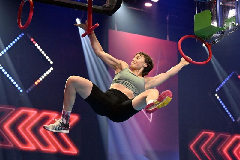 Ohne Buzzer kein Halbfinale! Gleich in der ersten Show von "Ninja Warrior Germany" (RTL) ist das Niveau so hoch, dass sich alle strecken müssen - und bereits die ersten Favoriten straucheln. Die Sportler und Sportlerinnen (Bild: Ada Theilken) sind früh auf Temperatur, bei den Moderatoren Frank Buschmann und Jan Köppen gibt es noch Luft nach oben.