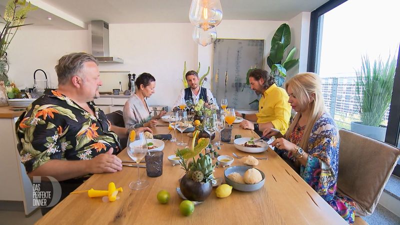 Der letzte Abend beginnt mit Burrata auf Tomate, Pfirsich und Granatapfel, von links: Gerhard, Heidi, Gastgeber Tobias, Carl und Ella.
