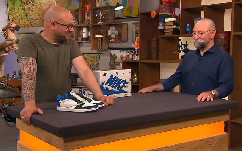 Horst Lichter schaute einigermaßen fassungslos auf die Turnschuhe auf dem Tisch vor ihm: "Ich werd ja nicht mehr!" Sneakers bei "Bares für Rares"? "Wir sind angekommen in der Neuzeit", wartete der ZDF-Moderator gespannt auf die Expertise von Sven Deutschmanek.
