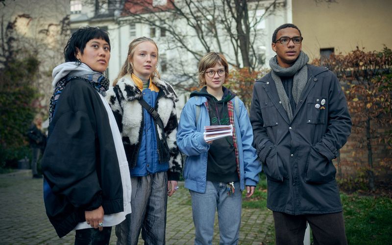 Pattie (Han Nguyen), Vanessa (Mina-Giselle Rüffer), Luise (Lea Drinda) und Felix (Chieloka Jairus) kämpfen mit "Red Flag Halle" gegen Umweltverschmutzung.