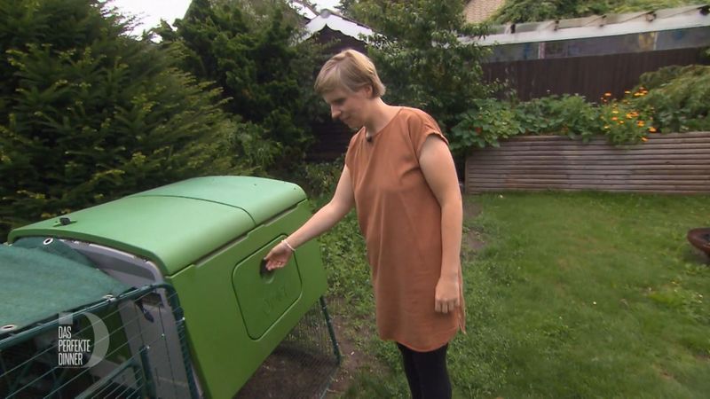 Katrin hofft, dass ihr Huhn Renate ein frisches Ei fürs "Dinner" gelegt hat.
