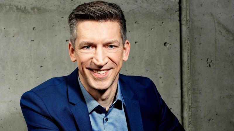 "Stern TV"-Moderator Steffen Hallaschka (51) moderiert den RTL-Jahresrückblick "2023! Menschen, Bilder, Emotionen". 