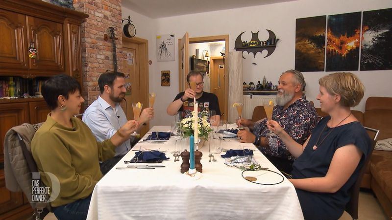 Der Abend beginnt mit einem von Normans Frau abgeschmeckten Cocktail, von links: Saskia, Marius, Norman, Ewald und Katrin.
