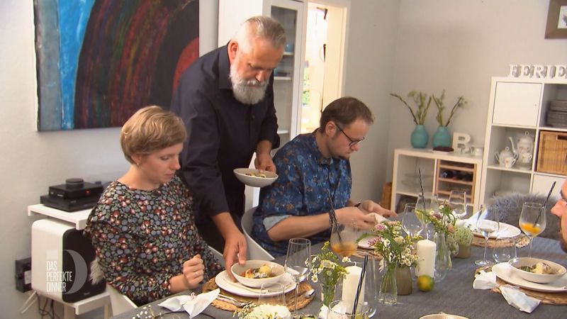 Ewald (Mitte) serviert Katrin und Norman seine Ricotta-Bällchen mit Zitrone und Tomatensoße.
