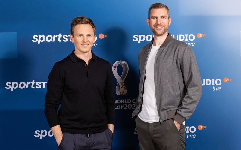 Eingespieltes Team: Moderator Jochen Breyer (links) und Experte Per Mertesacker, hier bei der WM 2022 in Katar, berichten bei der UEFA EURO 2024 erneut für das ZDF.