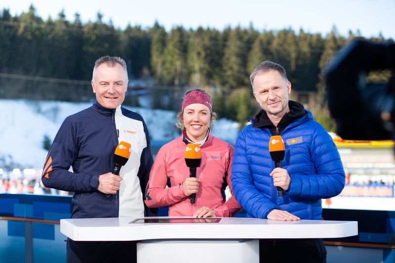 Früher selbst Biathlon-Weltklasse, heute ein eingespieltes Experten-Team: Sven Fischer (links) und Laura Dahlmeier gehen gemeinsam mit ZDF-Moderator Alexander Ruda in die Analyse.