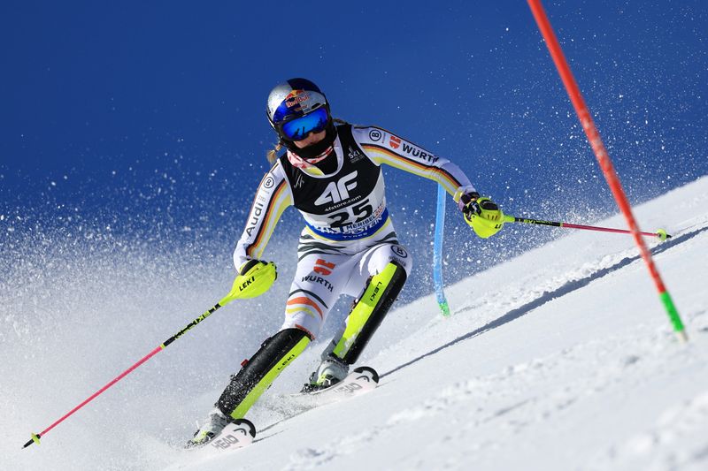 Beim Riesenslalom in Sölden ist die 19 Jahre alte Emma Aicher die einzige deutsche Starterin. 