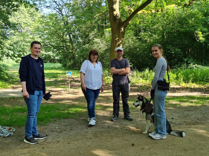 Familie Michel mit Kira und Hundetrainer Marcel Wunderlich (im Foto links).