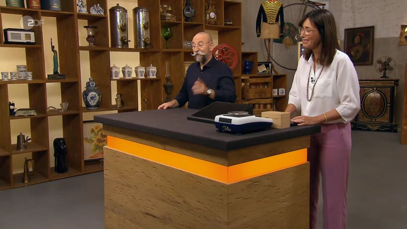 Horst Lichter und Dr. Heide Rezepa-Zabel begrüßten am Donnerstag einen Gast mit einem besonders prächtigen Armband als Mitbringsel.