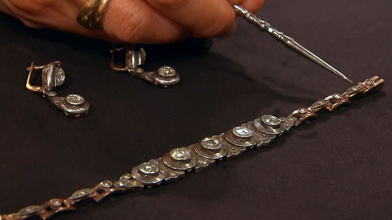 Das Schmuck-Set mit Silber und Diamanten entstand in den 1860er- oder 70er-Jahren. Rezepa-Zabel war begeistert und schätzte: Diese Sammlung ist 14.000 bis 16.000 Euro wert!