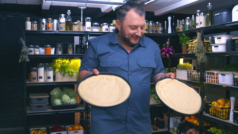 So macht man's mit Liebe: Sebastian Lege holt zwei Teigböden aus der Kühlung, wo sie sich 48 Stunden lang auf ihren Einsatz im Pizza-Ofen einstimmen konnten.