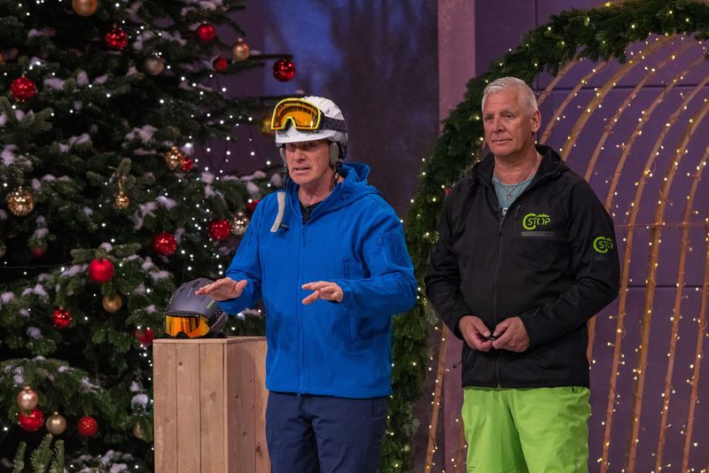 Ex-"Big Brother"-Star Jürgen Milski (links) stellt mit Ralf Kosche ein spezielles Produkt für Skifahrer vor.
