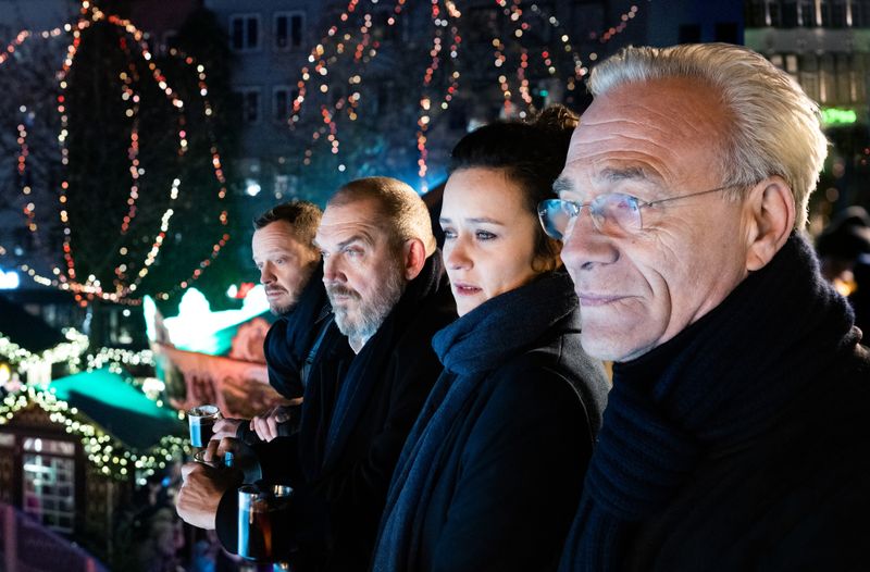 Das Ermittlerteam des Kölner "Tatorts" auf dem Weihnachtsmarkt (von links): Norbert Jütte (Roland Riebeling), Freddy Schenk (Dietmar Bär), Natalie Förster (Tinka Fürst) und Max Ballauf (Klaus J. Behrendt).