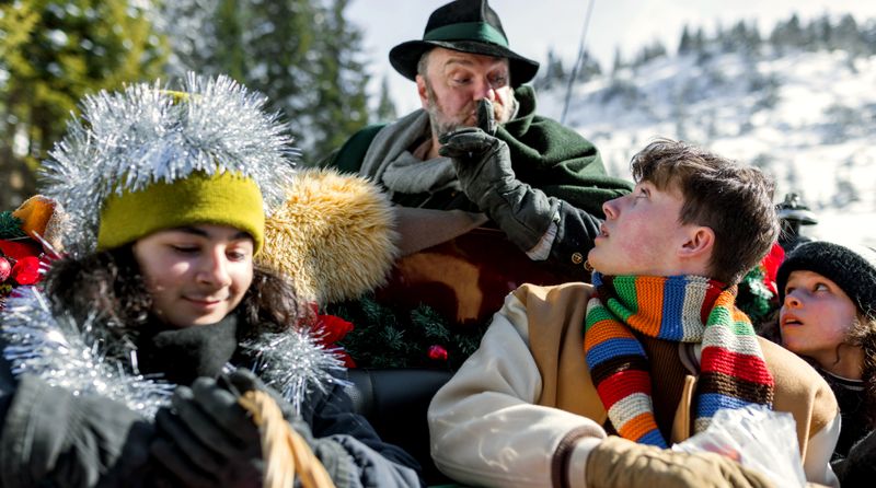 Kutscher Kroizleitner (Martin Leutgeb, zweiter von links) verspricht den Kindern, ihre Ankunft im Alpenhaus nicht zu verraten. Jeremy (Liam Noori, zweiter von rechts), Nina (Lotta Herzog, rechts) und Nikolai (Elias Schneider) freuen sich über das stimmungsvolle Transportmittel.