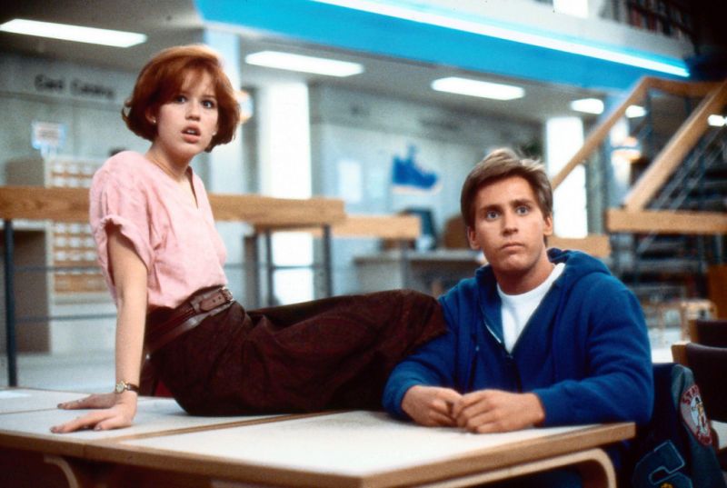 Seinen Durchbruch feierte Emilio Estevez in Francis Ford Coppolas Drama "Die Outsider", als Sport-Ass Andrew im "Breakfast Club" (Bild, mit Molly Ringwald) wurde er endgültig zum populären Nachwuchsstar. Schlagzeilen machte Mitte der 80er-Jahre zudem seine On-off-Beziehung zu Demi Moore.