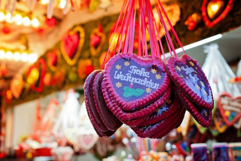 Ein Besuch auf dem Weihnachtsmarkt gehört in Deutschland für viele fest zur Adventszeit. Doch warum immer nur dieselben Stände abklappern? In zahlreichen Ecken des Landes locken Weihnachtsmärkte, die einen Besuch wert sind. Wir stellen Ihnen in unserer Bildergalerie die 20 schönsten vor.